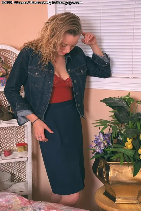 Thick Blonde Undresses and Shows Off Her Big Tits and Ass – photo 1 of 16