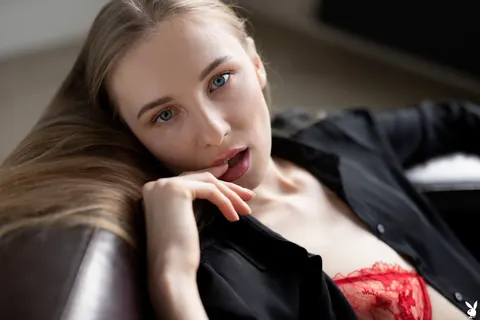 German Woman Undresses Fully and Shows Her Shaved Pussy – photo 2 of 21