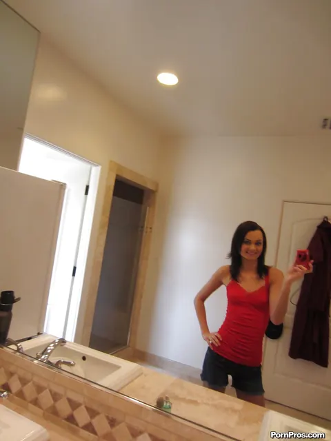 Mimi Rayne: Thick Brunette Reveals Her Big Ass and Spreads Before Mirror – photo 1 of 16