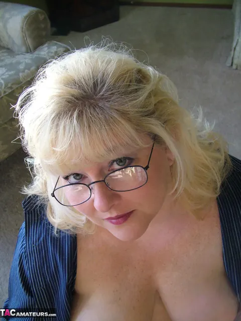 Taffy Spanx: Chubby Blonde MILF Spreads Her Shaved Pussy in a Skirt – photo 16 of 16