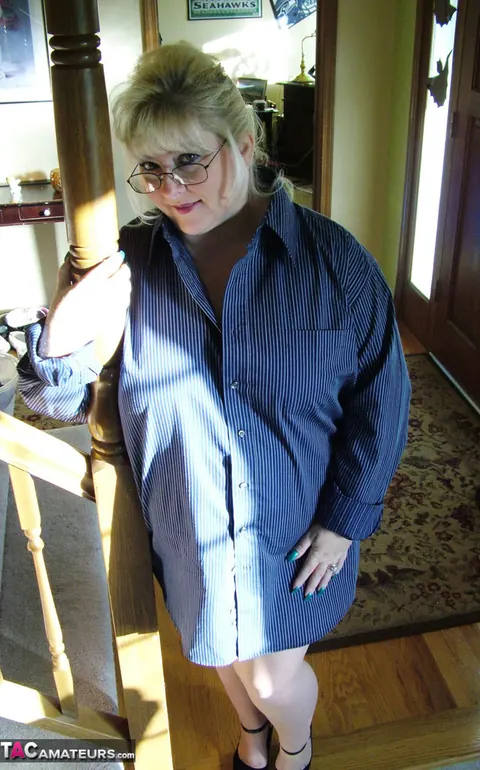 Taffy Spanx: Chubby Blonde MILF Spreads Her Shaved Pussy in a Skirt – photo 2 of 16