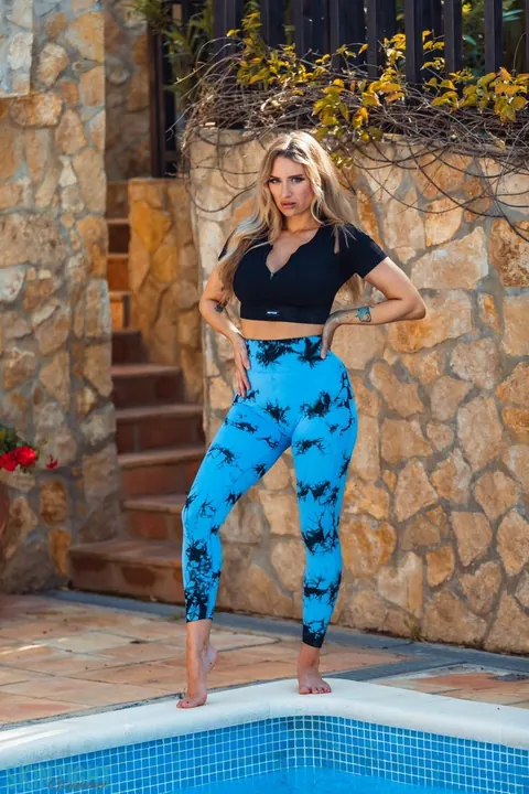 Thick Blonde MILF Strips Off Her Yoga Pants by the Pool – photo 4 of 12