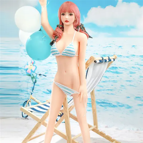 Woman Strips Nude on the Beach – photo 6 of 20