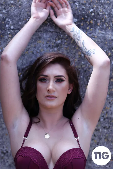 Bonnie Lee: British Brunette Strips Nude and Poses Outdoors Showing Her Tattoo – photo 7 of 21