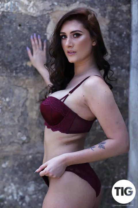Bonnie Lee: British Brunette Strips Nude and Poses Outdoors Showing Her Tattoo – photo 3 of 21