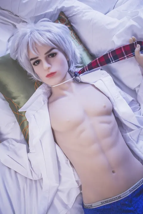 Platinum Blonde Strips Off Her Top and Shows Her Body – photo 10 of 20