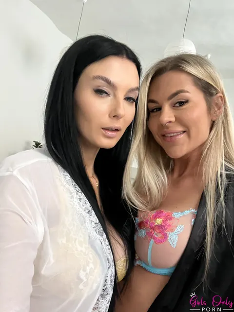 Simon Kitty: Tall European Lesbians in Lingerie Finger and Lick – photo 21 of 21
