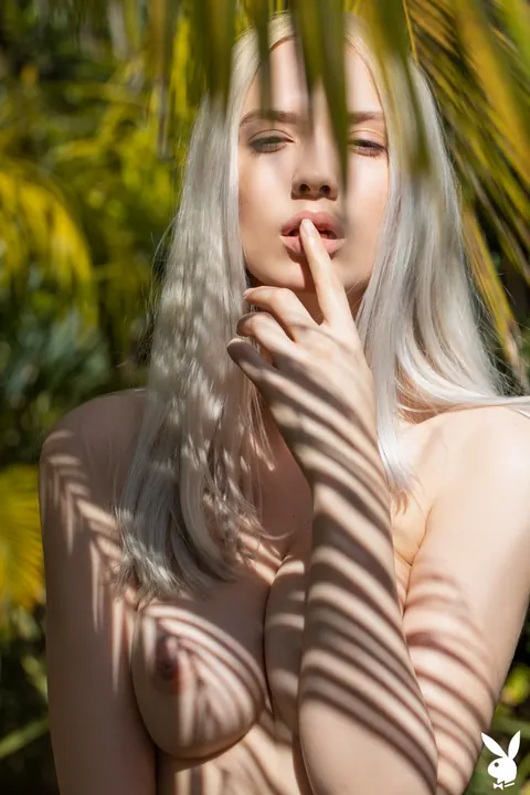 Monica Wasp: Blonde with Natural Tits Strips Nude and Displays Her Body – photo 16 of 21