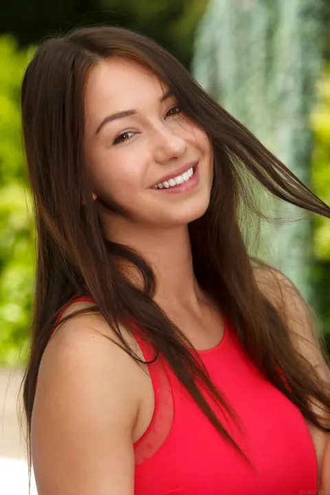 Taylor Sands: Dutch Brunette Shows Her Hairy Pussy Nude – photo 1 of 21