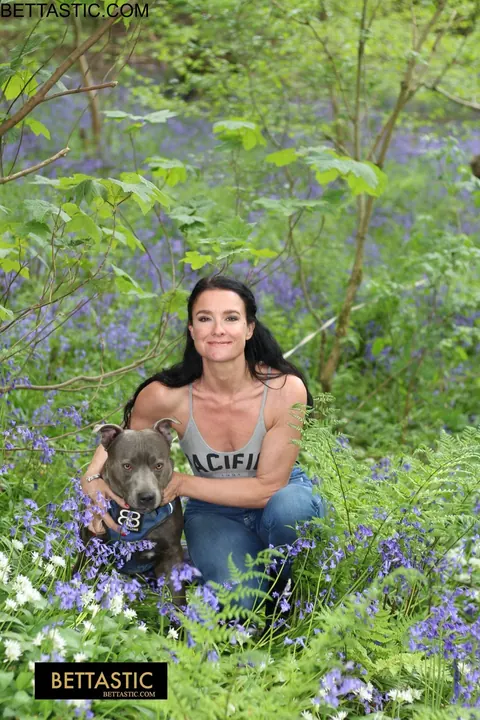 PAWG Poses Outdoors in Jeans and Shows Her Ass – photo 10 of 15
