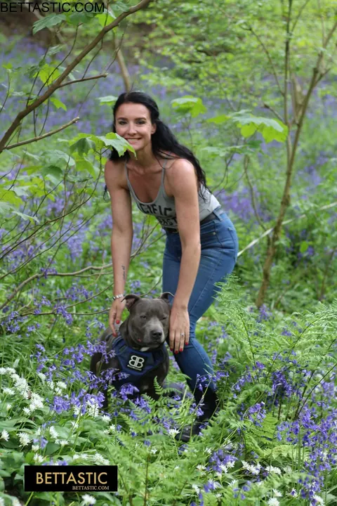PAWG Poses Outdoors in Jeans and Shows Her Ass – photo 5 of 15