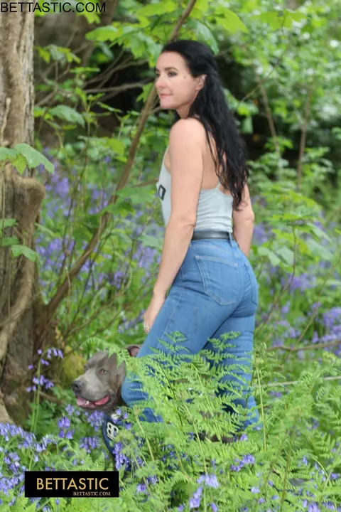 PAWG Poses Outdoors in Jeans and Shows Her Ass – photo 14 of 15