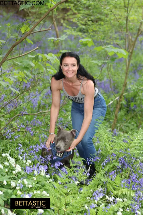PAWG Poses Outdoors in Jeans and Shows Her Ass – photo 6 of 15