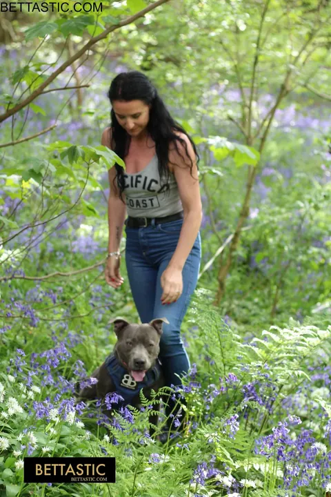 PAWG Poses Outdoors in Jeans and Shows Her Ass – photo 12 of 15