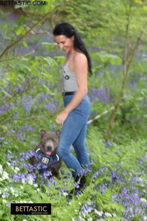 PAWG Poses Outdoors in Jeans and Shows Her Ass – photo 2 of 15