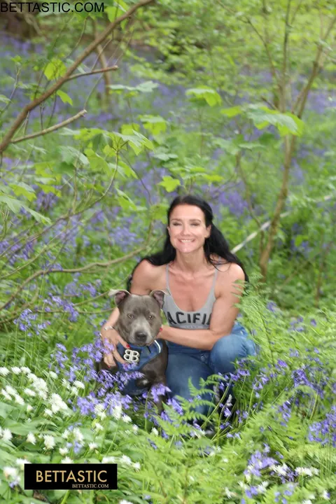 PAWG Poses Outdoors in Jeans and Shows Her Ass – photo 11 of 15