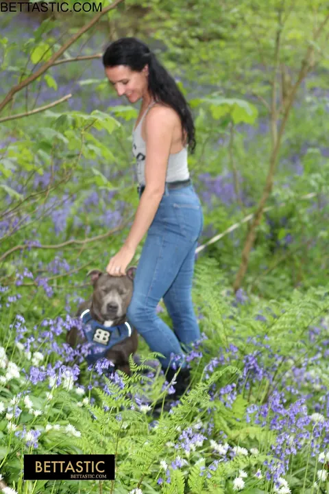 PAWG Poses Outdoors in Jeans and Shows Her Ass – photo 3 of 15