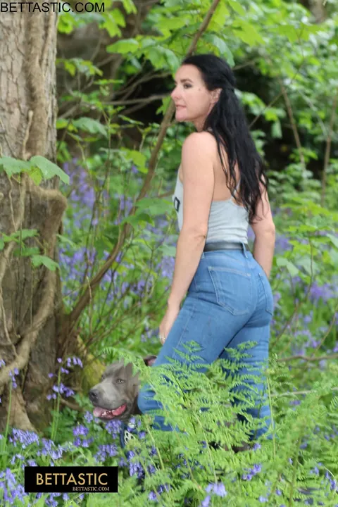 PAWG Poses Outdoors in Jeans and Shows Her Ass – photo 15 of 15