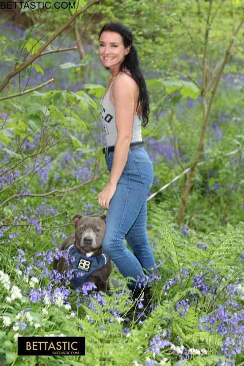 PAWG Poses Outdoors in Jeans and Shows Her Ass – photo 4 of 15