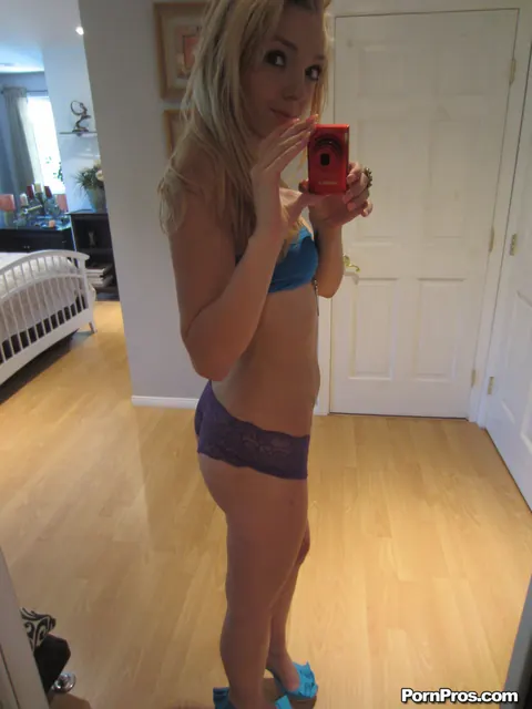 Ally Winters: Blonde Takes Nude Selfies Outdoors and Spreads Her Legs – photo 4 of 17
