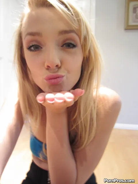 Ally Winters: Blonde Takes Nude Selfies Outdoors and Spreads Her Legs – photo 3 of 17