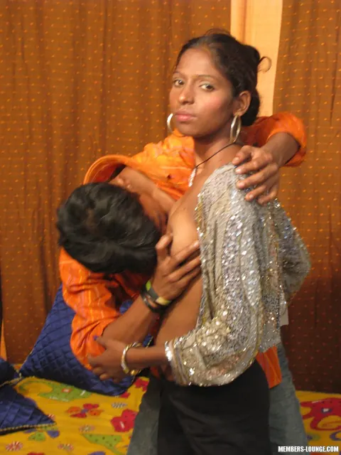 Indian MILF Undresses Before Sex with Her Lover – photo 7 of 15