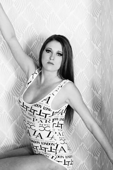 Woman Sheds Her Clothing and Poses Fully Nude – photo 19 of 21