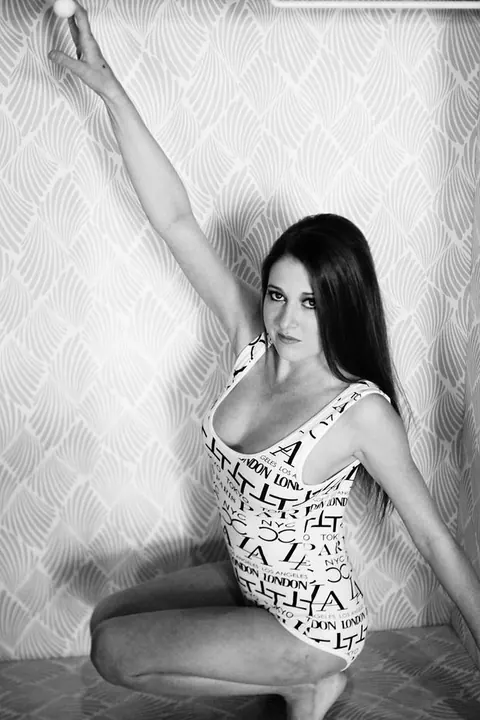Woman Sheds Her Clothing and Poses Fully Nude – photo 20 of 21