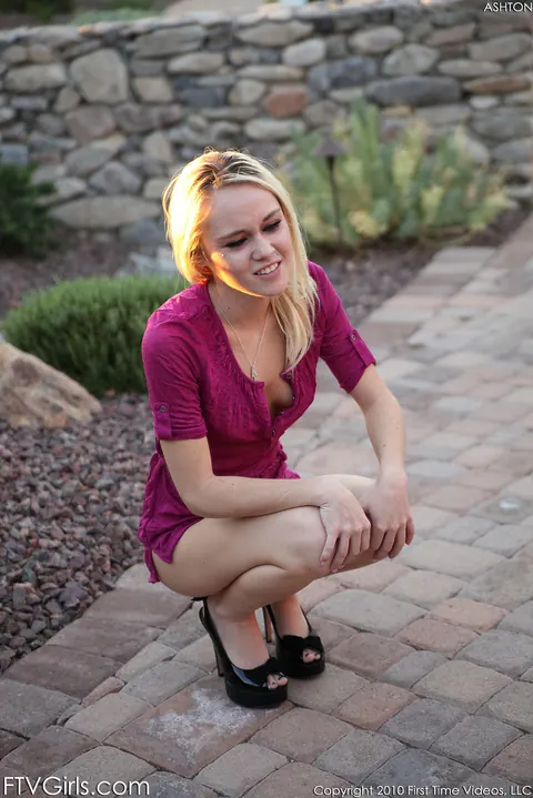 Slim Blonde Flashes Her Body and Poses Outdoors – photo 19 of 21
