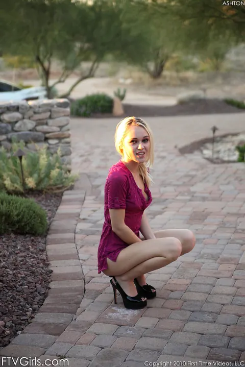 Slim Blonde Flashes Her Body and Poses Outdoors – photo 18 of 21