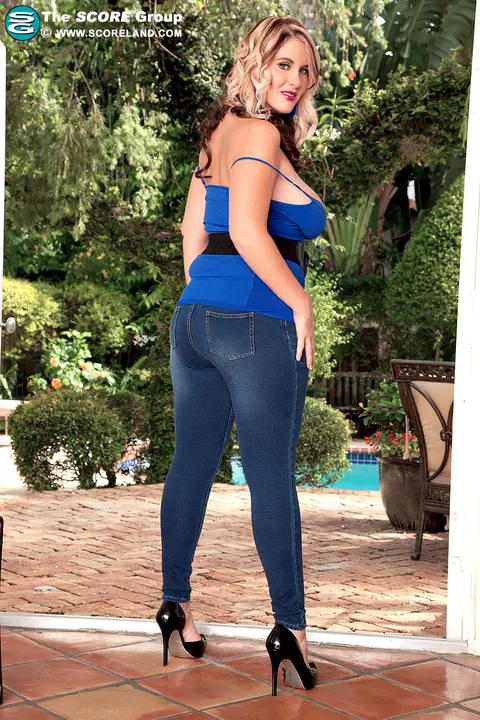 BBW in Skintight Jeans Shows Her Big Tits on Patio – photo 5 of 14
