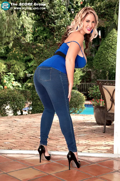 BBW in Skintight Jeans Shows Her Big Tits on Patio – photo 6 of 14