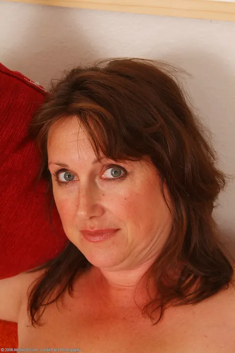 Marishka: Curvy Brunette MILF Shows Her Hairy Pussy and Big Natural Tits – photo 18 of 20