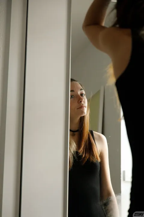 Hannah Tarley: Brunette in a Black Dress Teases and Shows Off Her Tattoo – photo 2 of 12