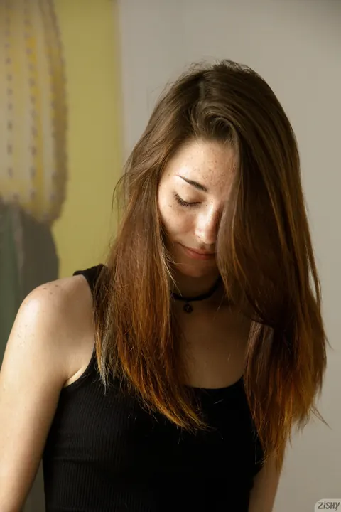 Hannah Tarley: Brunette in a Black Dress Teases and Shows Off Her Tattoo – photo 3 of 12