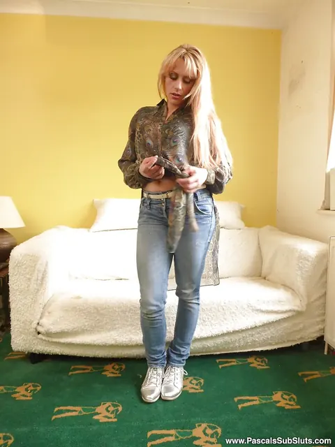Brittany Bardot: Thick European MILF Pulls Down Her Jeans and Fingers Her Pussy – photo 2 of 16