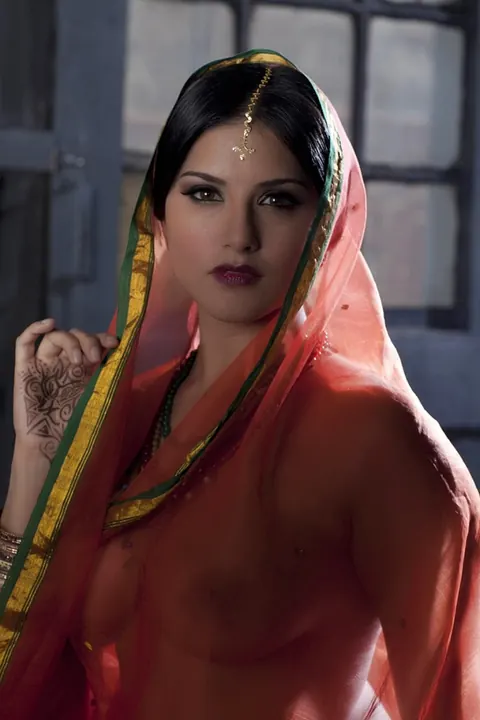 Sunny Leone: Indian MILF in a Sheer Dress Flaunts Her Big Tits – photo 13 of 20