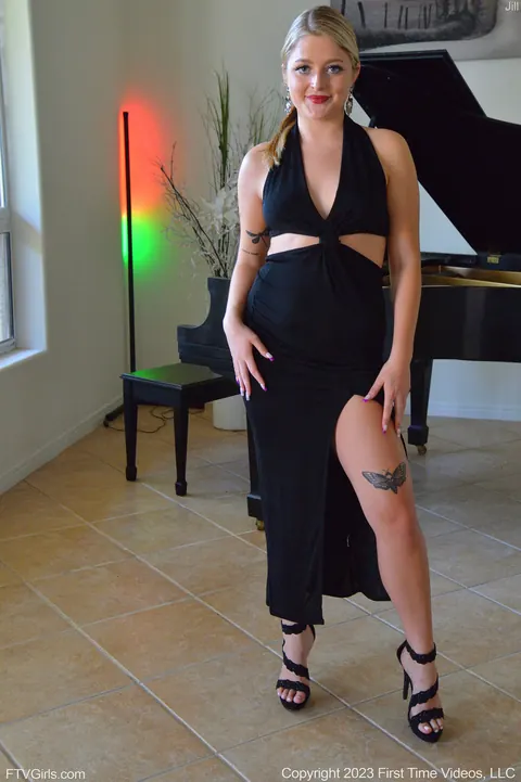 Jill Taylor: Blonde in a Skirt Fucks Herself with a Dildo at the Piano – photo 5 of 20