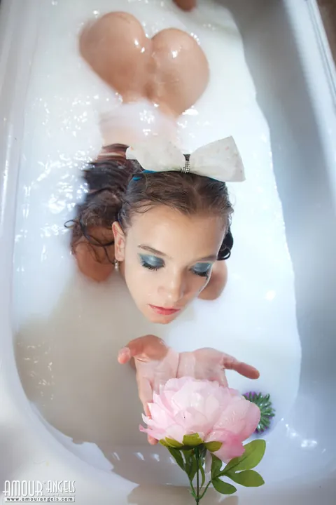 European PAWG Poses Naked in a Milk Bath – photo 19 of 20