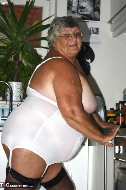 Brunette BBW Releases Her Tits and Spreads in Stockings – photo 7 of 20