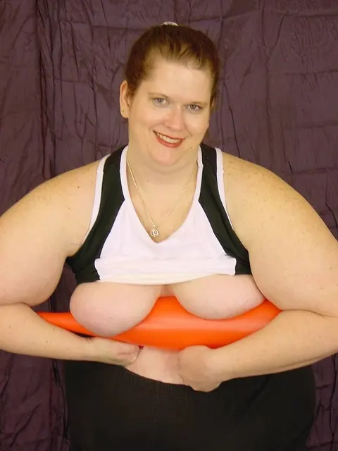 Busty BBW Masturbates with a Baseball Bat Dildo – photo 4 of 20