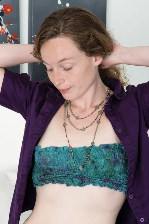 Ana Molly: Petite Brunette Strips and Spreads Her Hairy Pussy Wide – photo 4 of 17