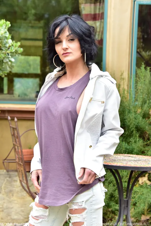Taylor Lane: Short-Haired Ebony MILF Spreads Her Legs in Jeans Outdoors – photo 3 of 20