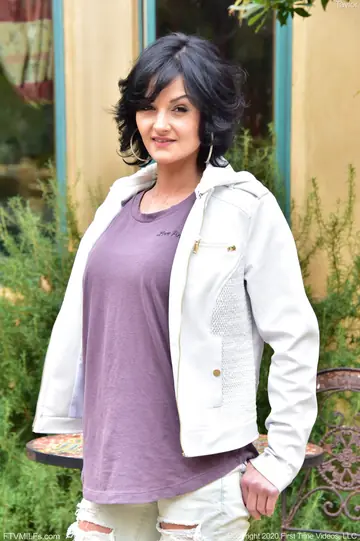 Short-Haired Ebony MILF Spreads Her Legs in Jeans Outdoors