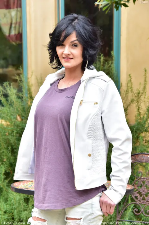 Taylor Lane: Short-Haired Ebony MILF Spreads Her Legs in Jeans Outdoors – photo 1 of 20