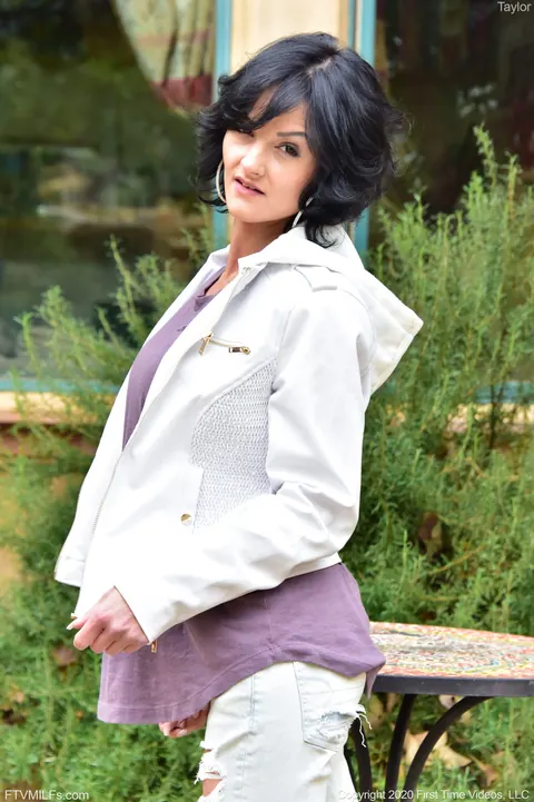 Taylor Lane: Short-Haired Ebony MILF Spreads Her Legs in Jeans Outdoors – photo 2 of 20