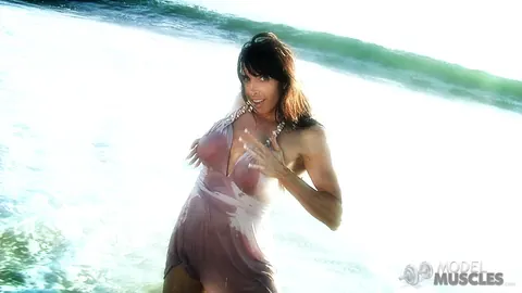 Elise Penn: Brunette Bodybuilder Shows Her Big Tits in a Wet Top at Outdoor Gym – photo 3 of 21