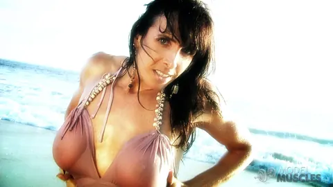 Elise Penn: Brunette Bodybuilder Shows Her Big Tits in a Wet Top at Outdoor Gym – photo 21 of 21
