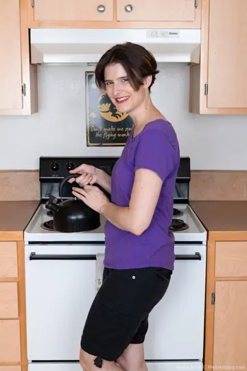 Sosha Belle – Tall Pale MILF Spreads Her Hairy Pussy in the Kitchen