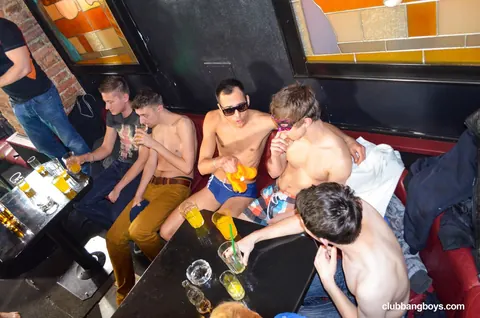 Two Men Kiss and Fuck Before Third Joins for a Threesome – photo 15 of 21
